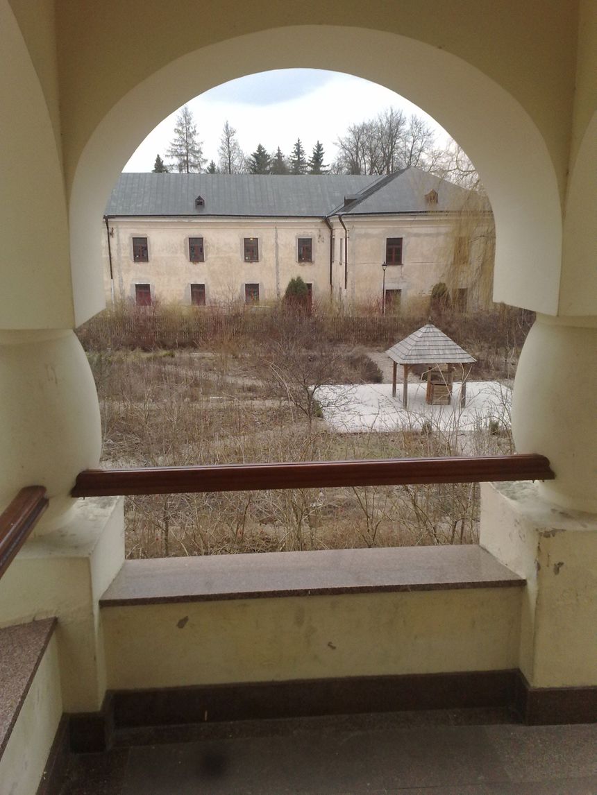 Różanystok: widok z dawnego klasztoru prawosławnego na  dawny klasztor dominikański
