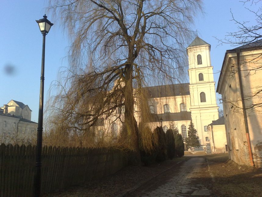 Marcowy poranek w Różanymstoku:  d. klasztor prawosławny, boczna nawa bazyliki, płot ogrodu, barokowy d. klasztor dominikański