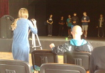 Próba generalna na sali teatralnej - Pani Ania rejestruje trening - materiał posłuży do "feedback'u")