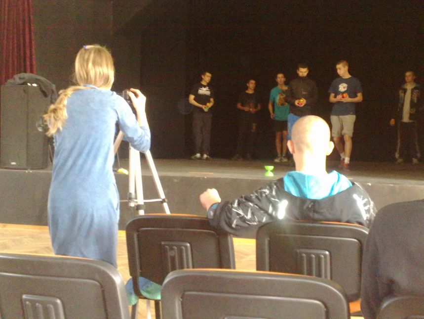 Próba generalna na sali teatralnej - Pani Ania rejestruje trening - materiał posłuży do "feedback'u")