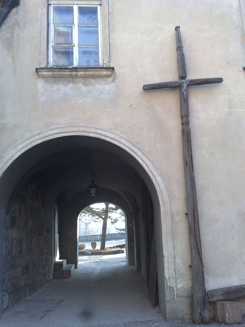 stary krzyż na dziedzińcu romańskiego i gotyckiego klasztoru w Czerwińsku nad Wisłą
