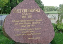 Kamień pamiątkowy w pobliżu domu (zwanego dworkiem) Chełmońskiego