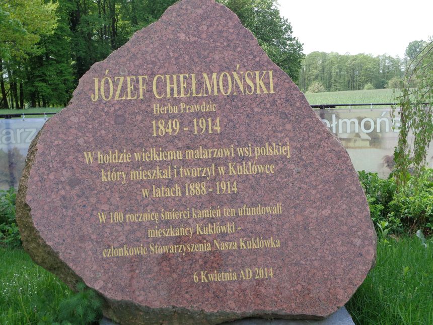Kamień pamiątkowy w pobliżu domu (zwanego dworkiem) Chełmońskiego