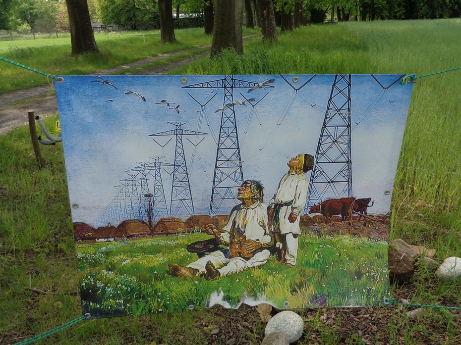 Obraz Chełmońskiego umieszczony w pobliżu domu malarza z uwzględnieniem niektórych zmian krajobrazowych