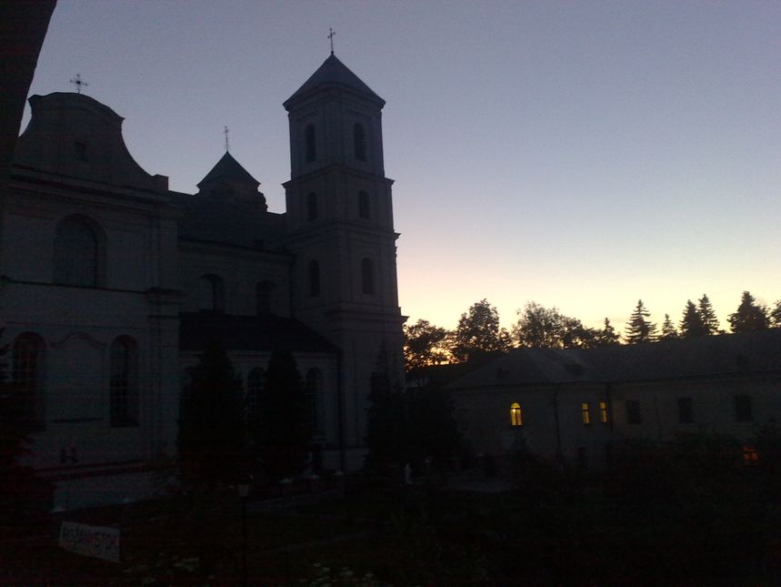 bazylika i barokowy klasztor dominikański (Dom Pielgrzyma) wieczorem