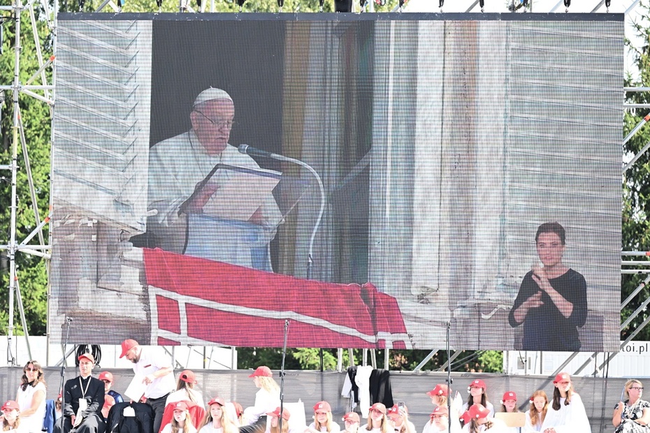 Papież Franciszek (na telebimie) przemawia na uroczystościach beatyfikacyjnych rodziny Ulmów na stadionie w Markowej. Fot. PAP/Darek Delmanowicz