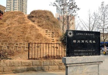 Pozostałości dawnych murów stolicy dynastii Shang w pobliżu nowego osiedla w Zhengzhou