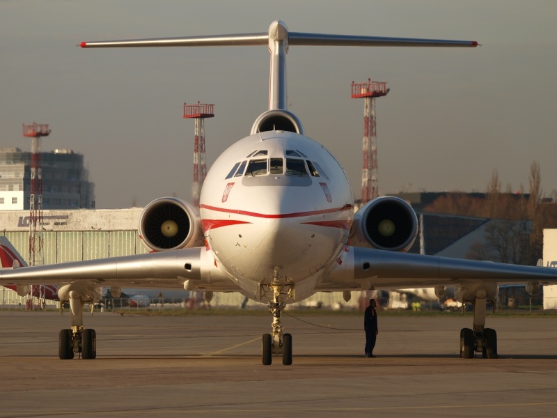 Tupolew Tu-154M nō.102 (porównaj wielkość samolotu i człowieka stojącego pod skrzydłem)