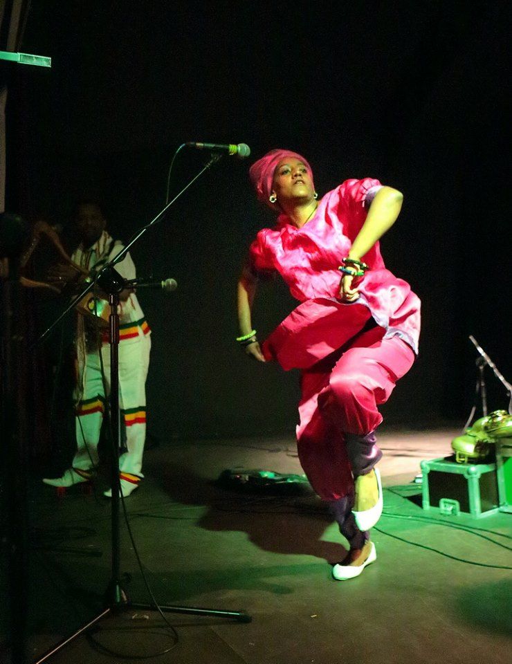 Genet Assefa tańczy  i śpiewa