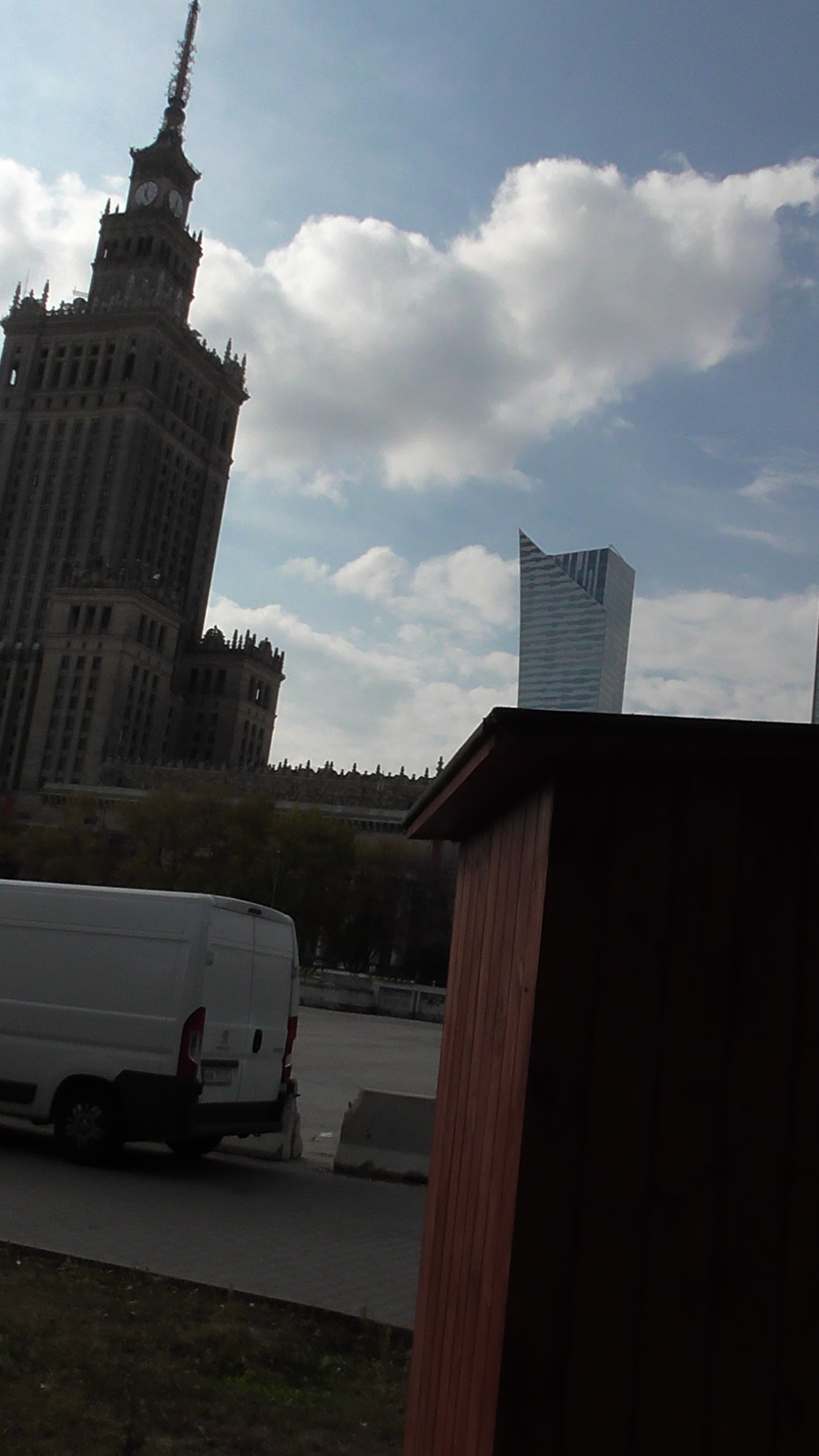 Oto co zobaczyłem wokół Pałacu. Plac Defilad .SRACZ-KIBEL NA SAMYM ŚRODKU ..che,che...Pani Haniu to ta wizytówka Warszawy?