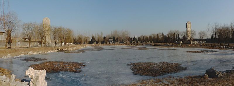 Panorama terenu Shou Qiu, widziana od południa. Zachodnia stela (Qing Shou Bei) po lewej stronie, wschodnia (Wan Ren Chou Bei) po prawej