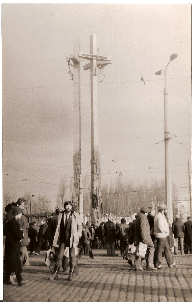 autor pod Pomnikiem Poleglych Stoczniowcow, w dniu jego odsloniecia, 16 grudnia 1980r.