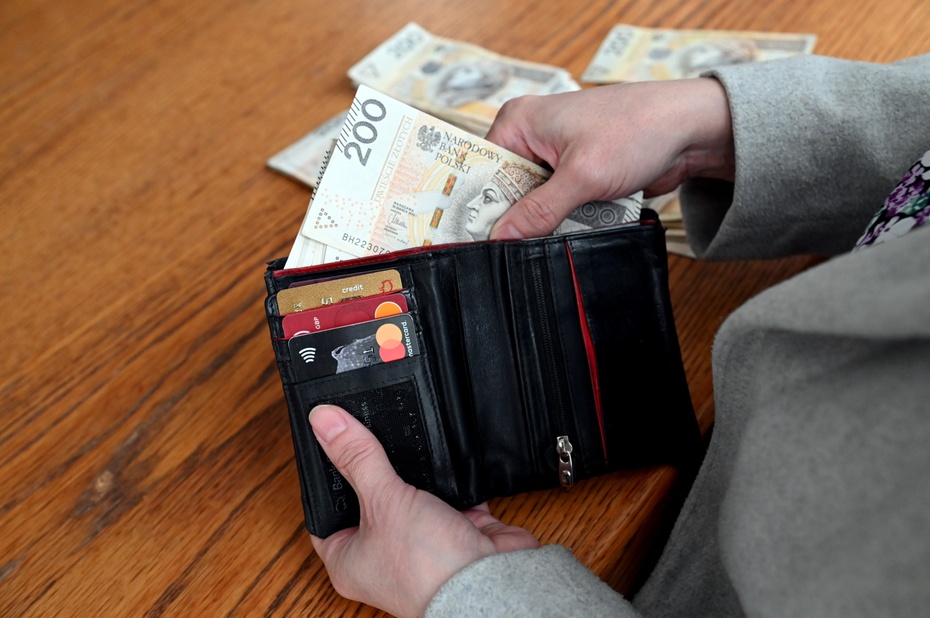 na zdjęciu: Portfel z banknotami dwustuzłotowymi fot. PAP/Marcin Bielecki