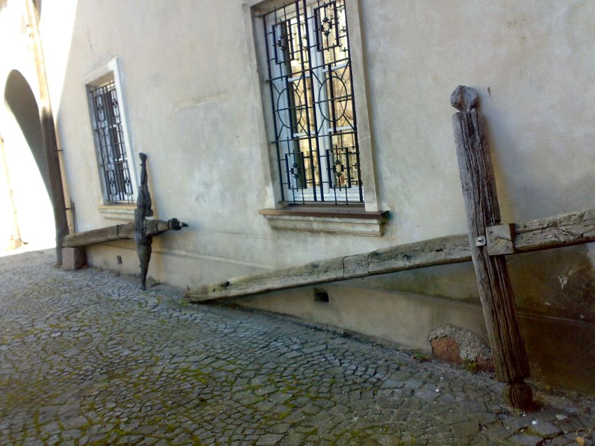 Stare, przydrożne krżyże przechowywane na klasztornym dziedzińcu