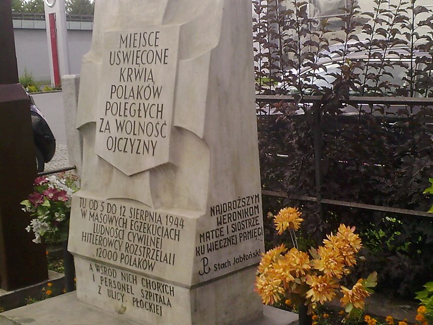 Epitafium dla zamordowanych tu Weronik, matki si siostry Stacha Jabłońskiego