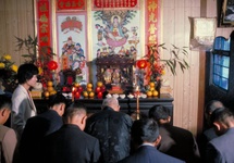 Męska linia rodziny składa hołd przodkom. Źródło: http://www.taiwan.gov.tw