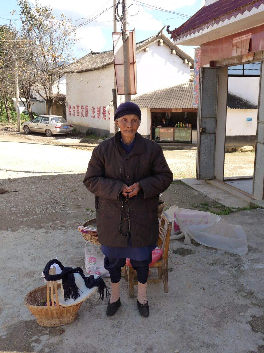 W prowincji Yunnan  prawie 100-letnia kobieta o małych stopkach (zdjęcie: Zhongguo)