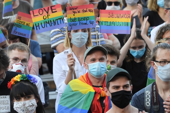 W sobotę po południu na placu Defilad rozpoczęła się manifestacja poparcia dla społeczności LGBT. Fot. PAP/Radek Pietruszka