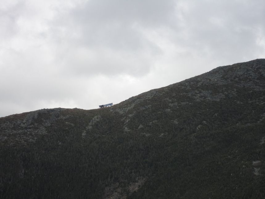 Kolejka pędząca grzbietem na szczyt góry W. Zbz