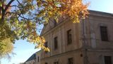 koniec września w Różanymstoku - już kolorowe drzewa przy barokowym klasztorze dominikańskim