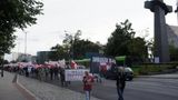 Uczestnicy Marszu zbliżają się do Pomnika Katyńskiego,   w tle Pomnik Poznańskiego Czerwca'56