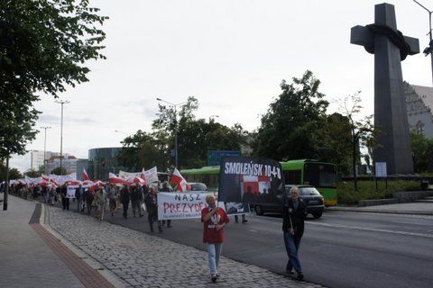 Uczestnicy Marszu zbliżają się do Pomnika Katyńskiego,   w tle Pomnik Poznańskiego Czerwca'56