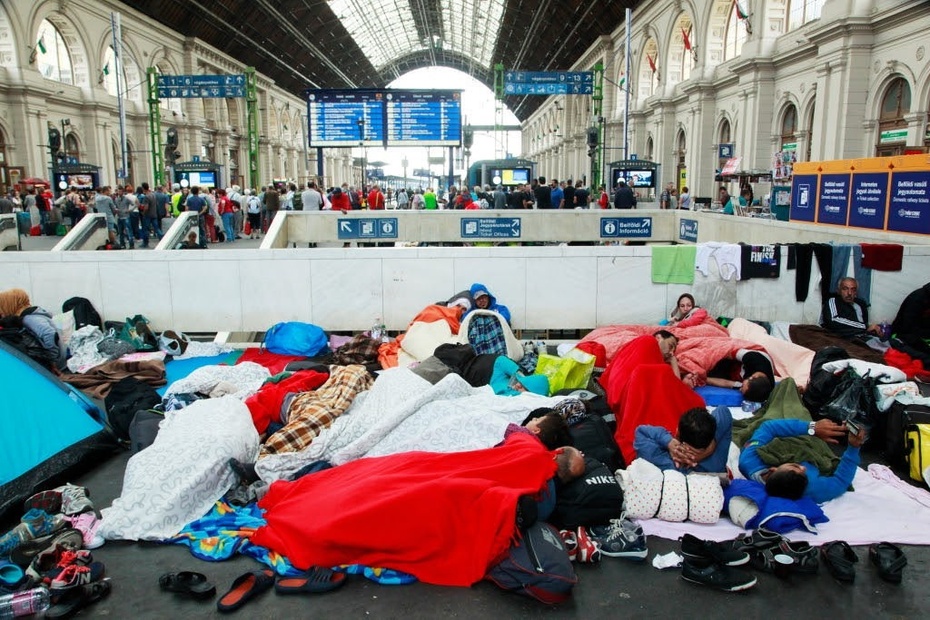 Uchodźcy na stacji kolejowej Budapest Keleti. fot. Wikimedia Commons