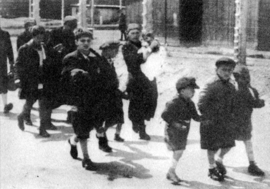 Niemiecki Obóz Koncentracyjny Auschwitz Birkenau – Dzieci w drodze do komór gazowych (Fot. SS-mann B. Walter, 1944 r.)