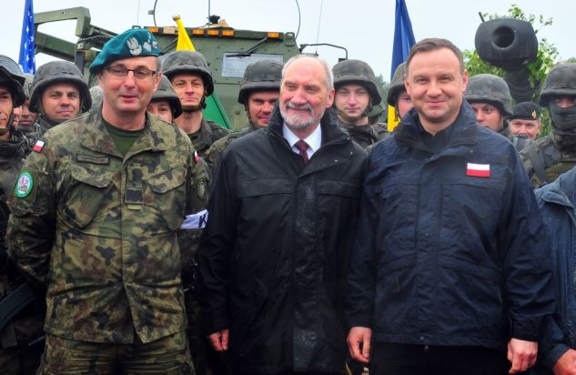 Prezydent Andrzej Duda i szef MON, Antoni Macierewicz. Fot. PAP