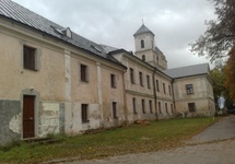 dawny klasztor dominikański (dziś Dom Pielgrzyma) a w tle - wieże bazyliki