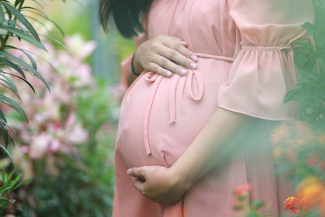 Ciąża u młodych kobiet. Naukowcy są zatrwożeni wynikami badań. Fot. Pixabay