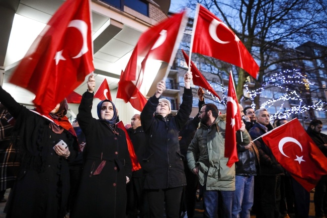 Protest Turków w Rotterdamie. Fot. PAP/EPA