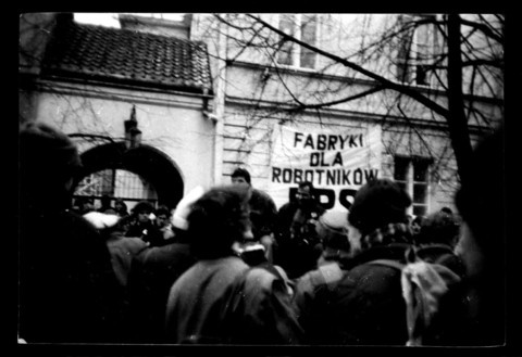 Zdjęcie ze strajku studentów Uniwersytetu Warszawskiego wiosną 1988 r.