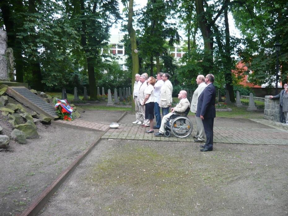 z rosyjskimi senatorami na cmentarzu radzieckich oficerów w Wolsztynie, czerwiec 2012.