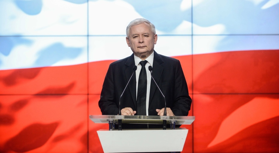 Jarosław Kaczyński NIE PEŁNI obecnie żadnej funkcji państwowej! Zatem łamie Prawo, występując na tle polskiej flagi!/ Fot Google
