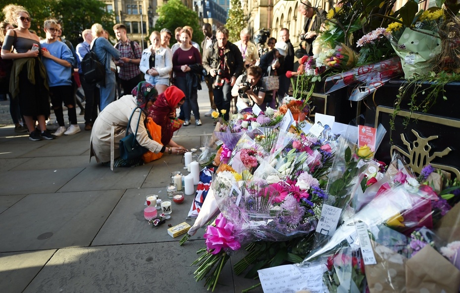 Miejsce, gdzie składane są kwiaty i znicze po zamachu w Manchesterze, fot.  PAP/EPA/ANDY RAIN