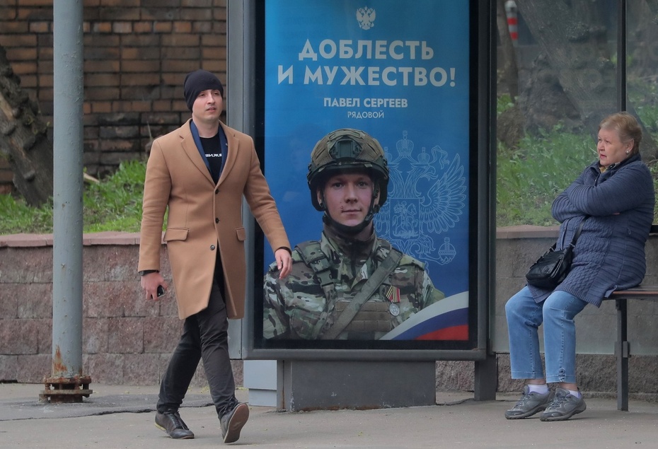 Rosjanie szukają rekrutów. Fot. PAP/EPA/MAXIM SHIPENKOV