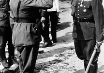 Jedno z największych fotograficznych kłamstw II w.ś. Propagandowe zdjęcie "kapitulacji Westerplatte". Foto ze zbiorów SRHWST.