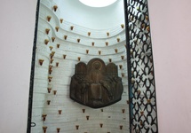 Mińsk. Wnętrze świątyni - pomnika: nazwiska żołnierzy, przy każdym lampka pamięci