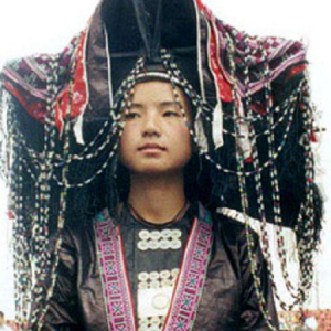 Młoda przedstwicielka narodu Yao w tradycyjnym stroju