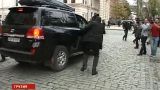 Samochód prezydenta Saakaszwilego obrzucony kamieniami