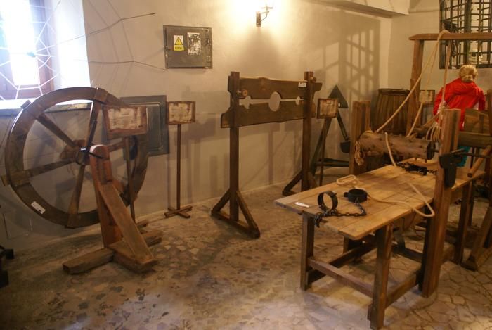 A tu izba tortur na zamku w Szydłowie. Każde urządzenie ma nalepkę, że zafundowane przez Unię.