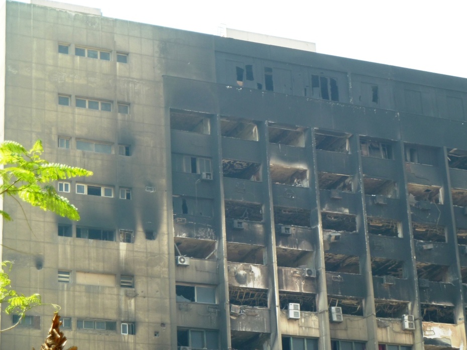 Spalony budynek partii obalonego dyktatora. A.Jaworski