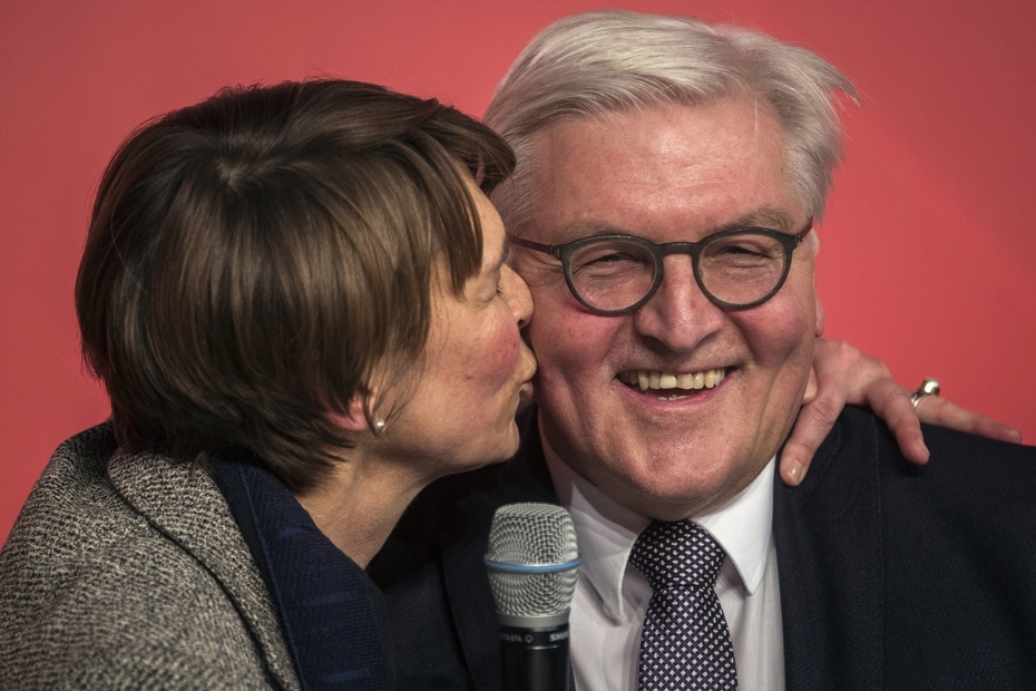 Frank-Walter Steinmeier nowym prezydentem Niemiec. na zdjęciu z żoną Elke Buedenbender, fot.  	PAP/EPA/OLIVER WEIKEN