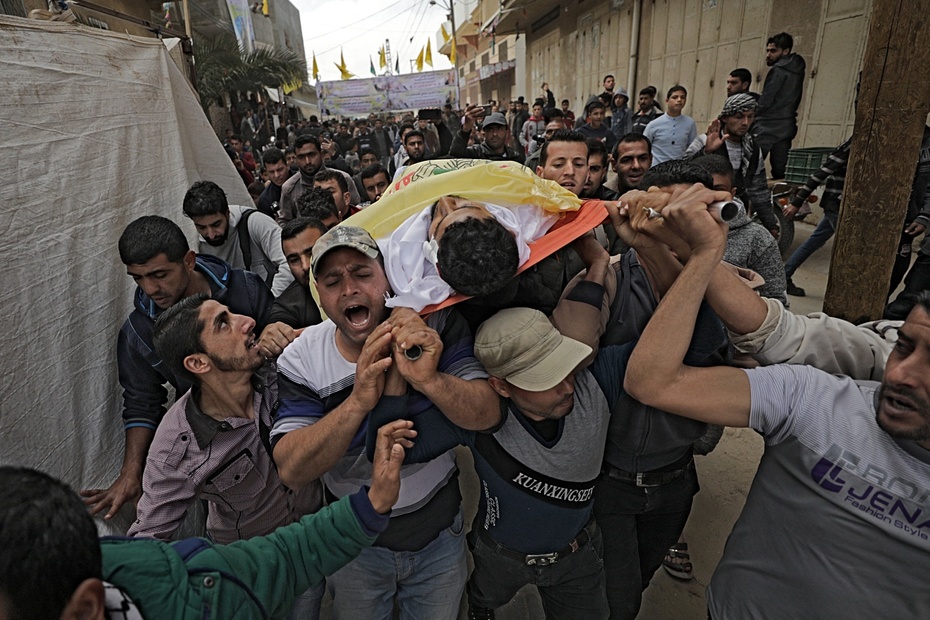 Pogrzeb jednej z ofiar starć w Strefie Gazy, fot. PAP/EPA/MOHAMMED SABER