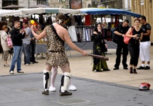 Mieszkaniec gminy Lascaux oddaje się tańcom tradycyjnym.