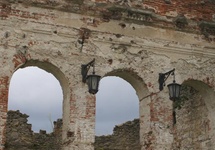 W środku odrestaurowanych zabudowań fortalicji z XVI stulecia, znajdują się ruiny XVIII-wiecznego pałacu.
