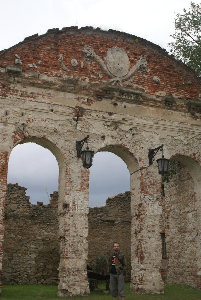 W środku odrestaurowanych zabudowań fortalicji z XVI stulecia, znajdują się ruiny XVIII-wiecznego pałacu.