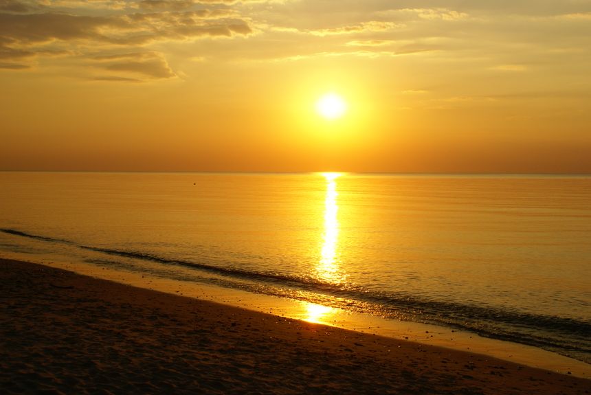 Zachód słońca na plaży w okolicach Łukęcina.