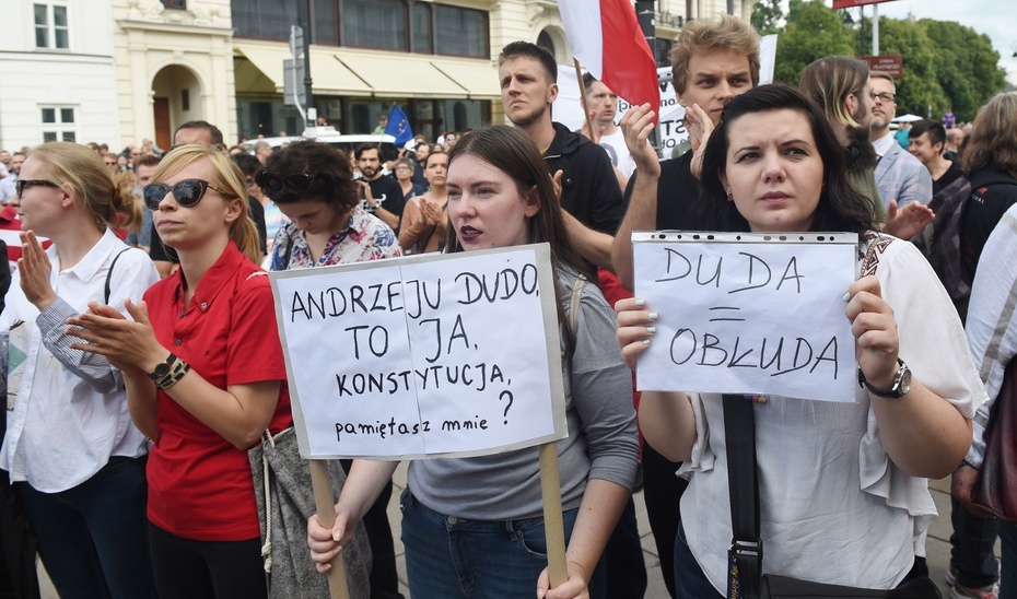 Uczestnicy pikiety pod Pałacem Prezydenckim, fot. PAP/Radek Pietruszka